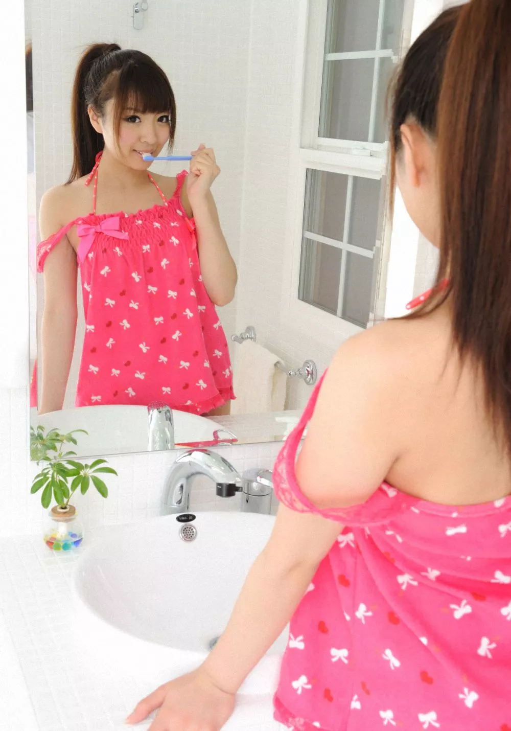 日本清纯小美女的童颜巨胸诱惑写真30P
