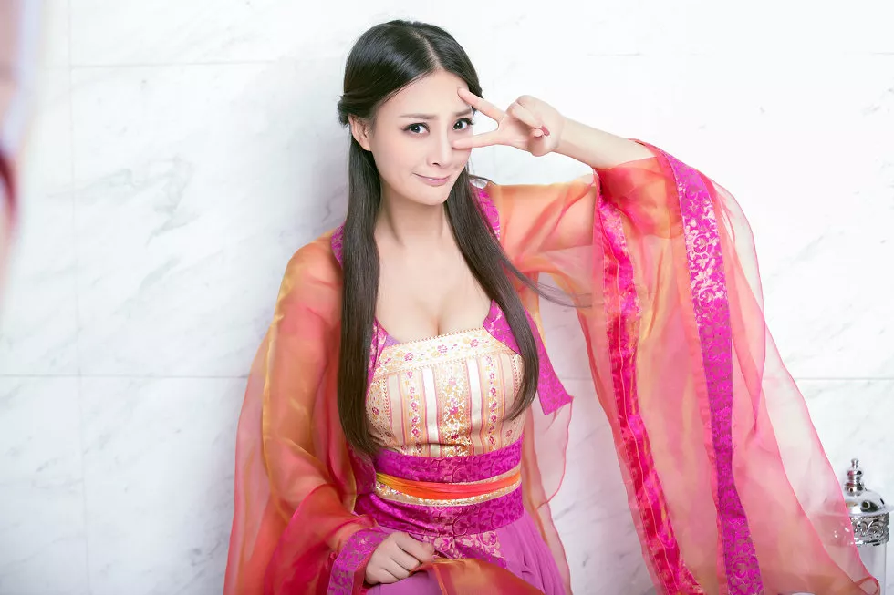 推女郎第22期_G奶女神王李丹妮爆乳性感写真50P