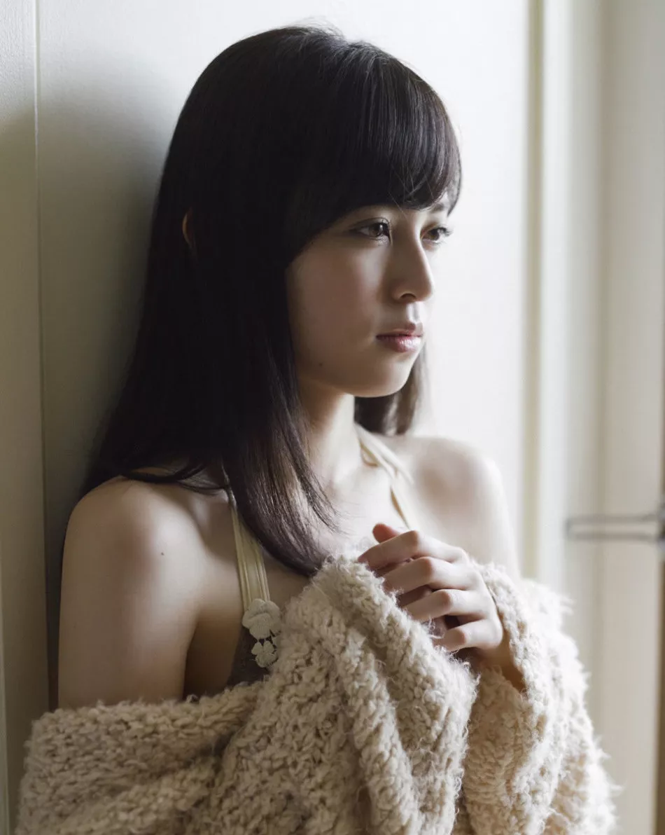 日本天然美少女Akiko清纯白皙性感写真33P