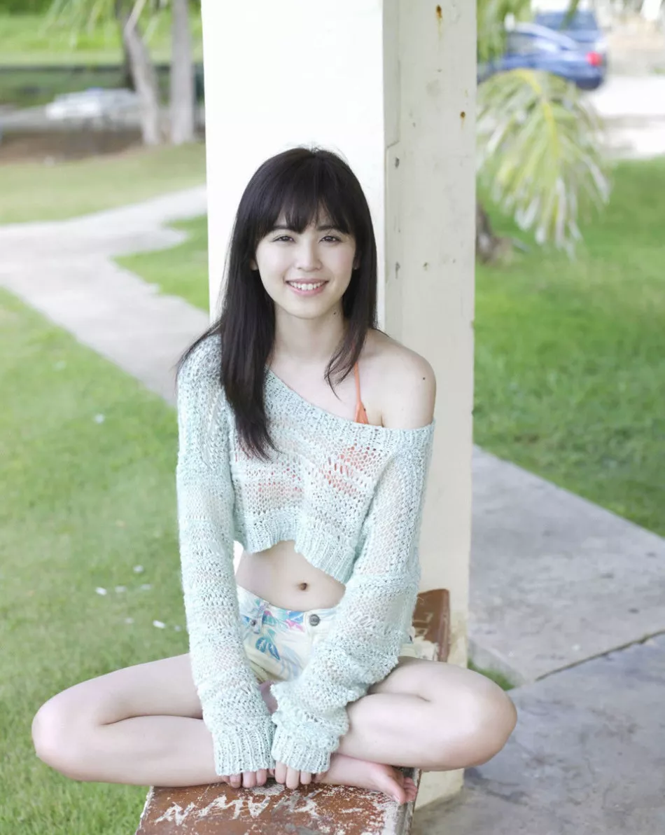 日本天然美少女Akiko清纯白皙性感写真33P