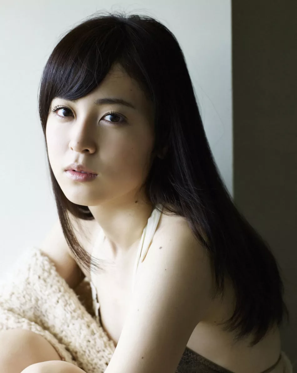 日本天然美少女Akiko清纯白皙性感写真33P
