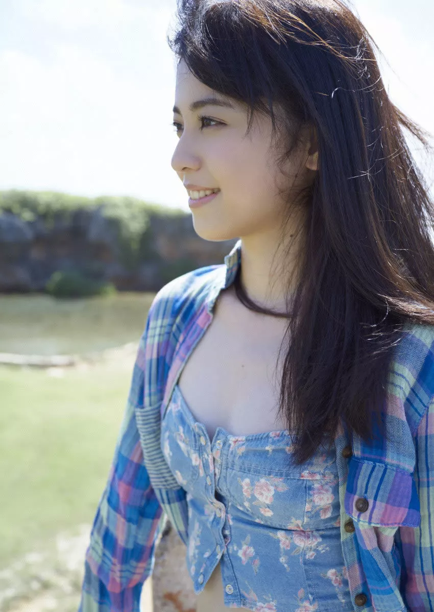 日本天然美少女Akiko清纯白皙性感写真33P