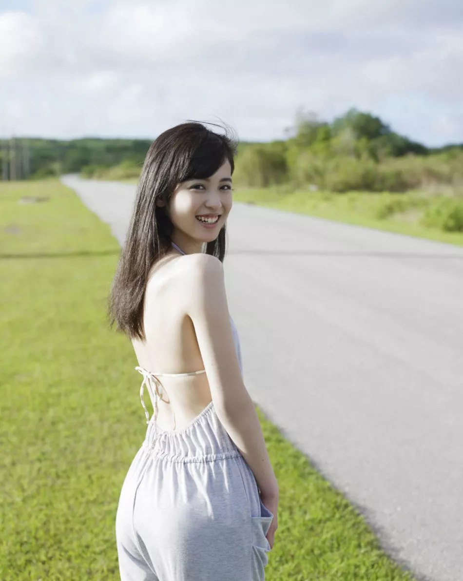 日本天然美少女Akiko清纯白皙性感写真33P