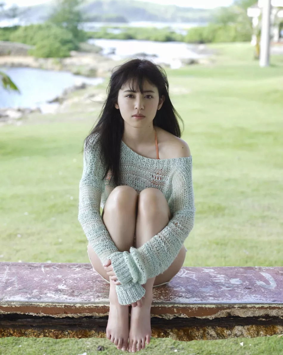 日本天然美少女Akiko清纯白皙性感写真33P