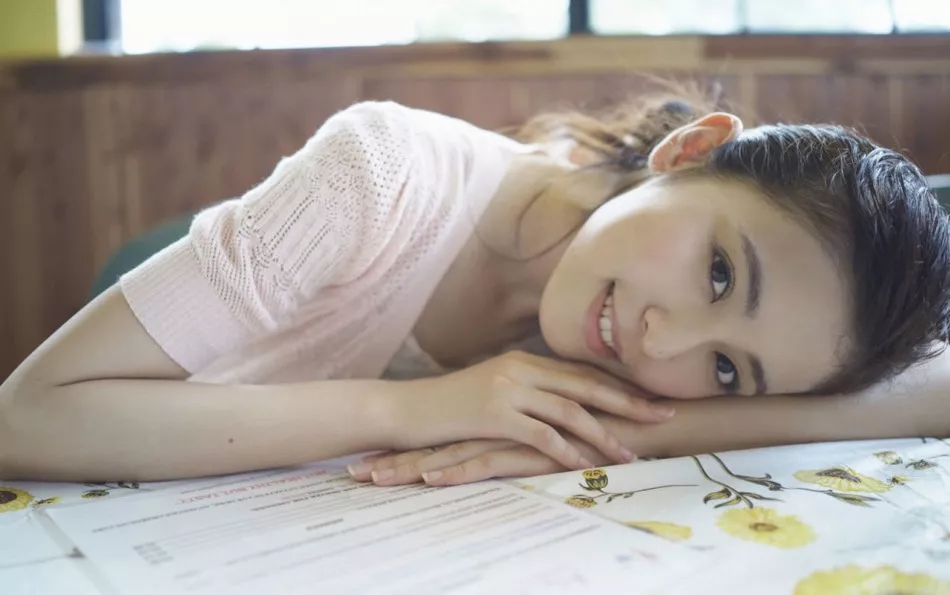 日本天然美少女Akiko清纯白皙性感写真33P