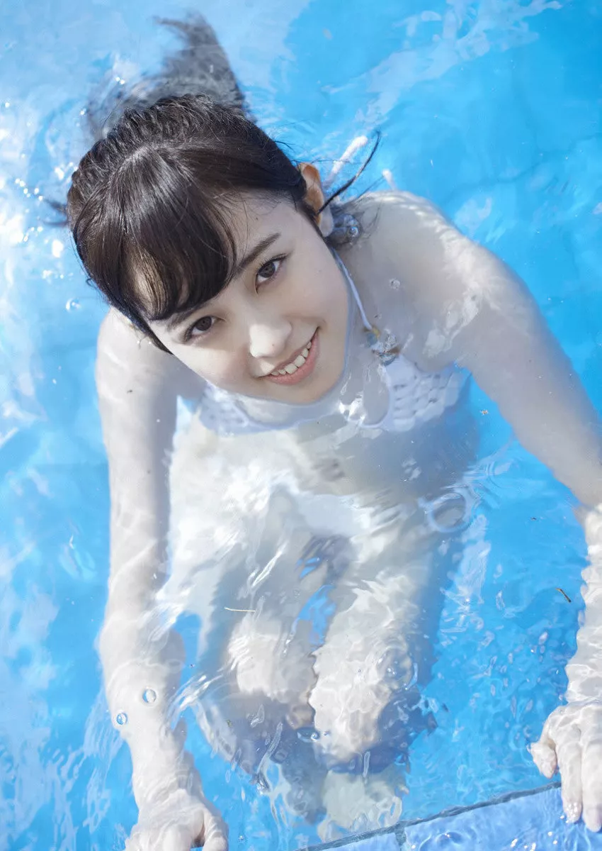 日本天然美少女Akiko清纯白皙性感写真33P