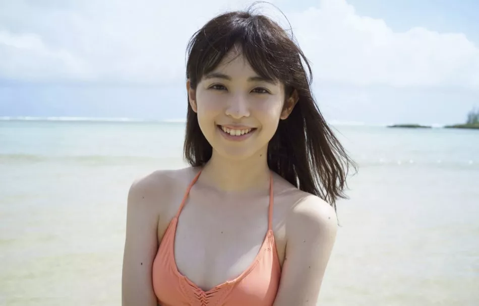 日本天然美少女Akiko清纯白皙性感写真33P