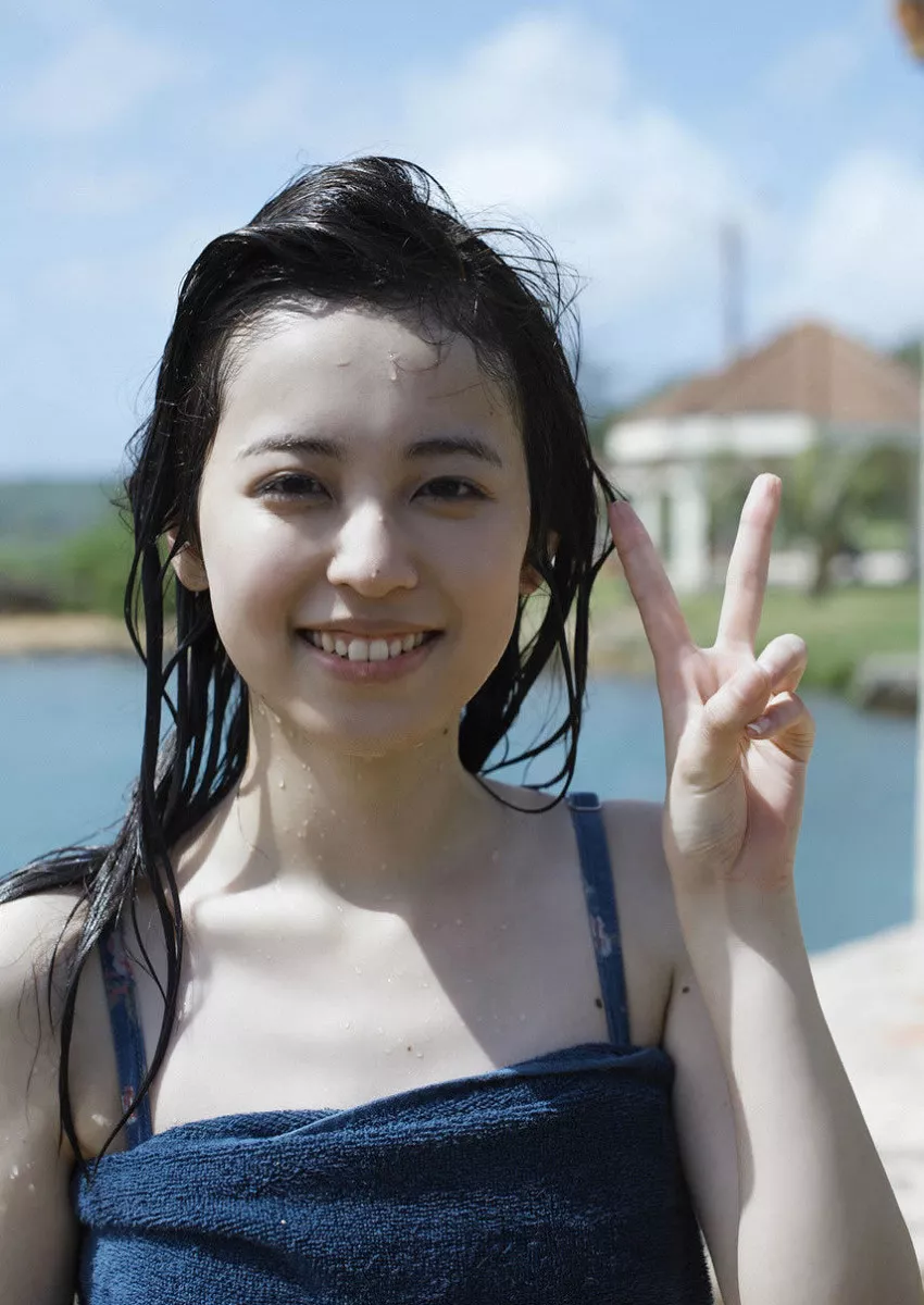 日本天然美少女Akiko清纯白皙性感写真33P