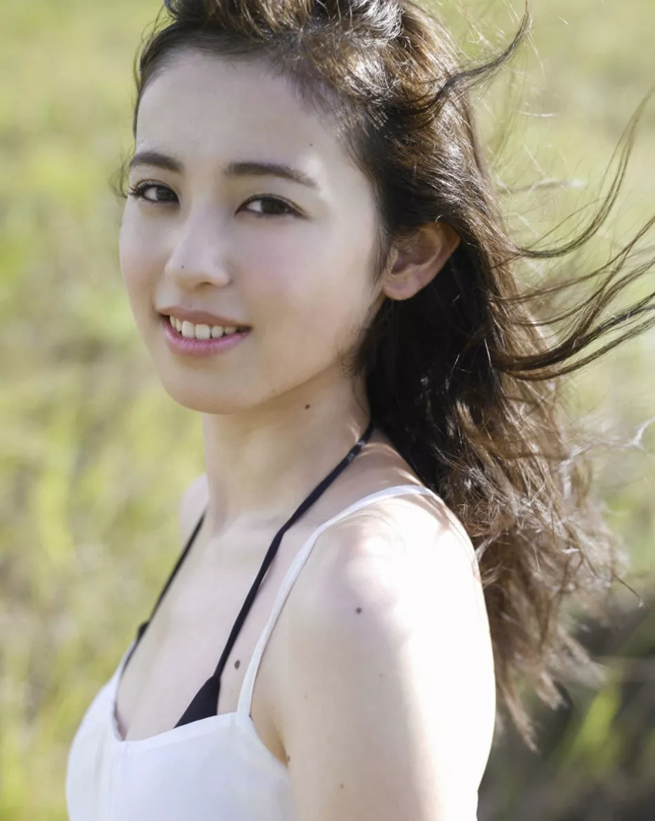 日本天然美少女Akiko清纯白皙性感写真33P