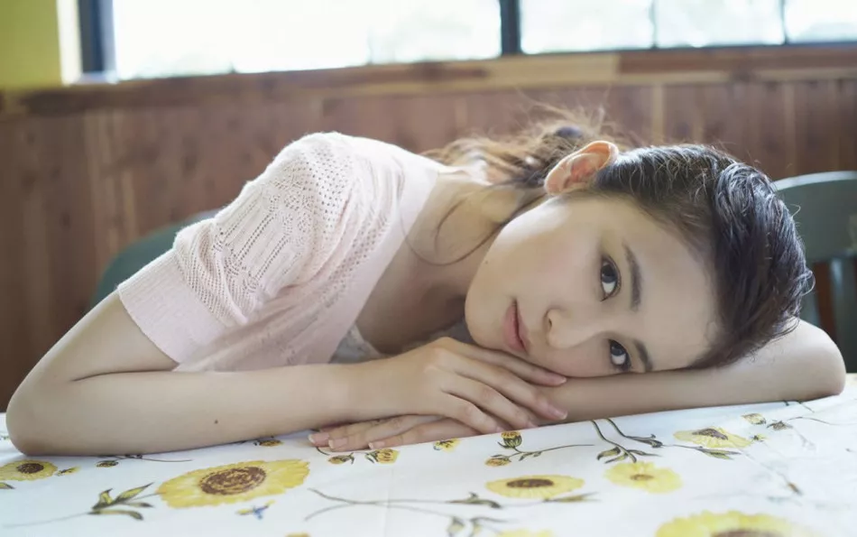日本天然美少女Akiko清纯白皙性感写真33P
