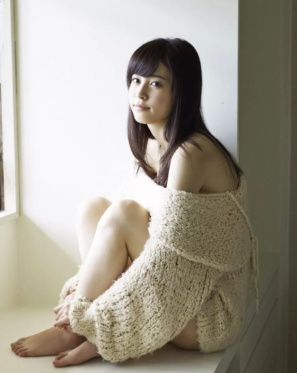 日本天然美少女Akiko清纯白皙性感写真33P