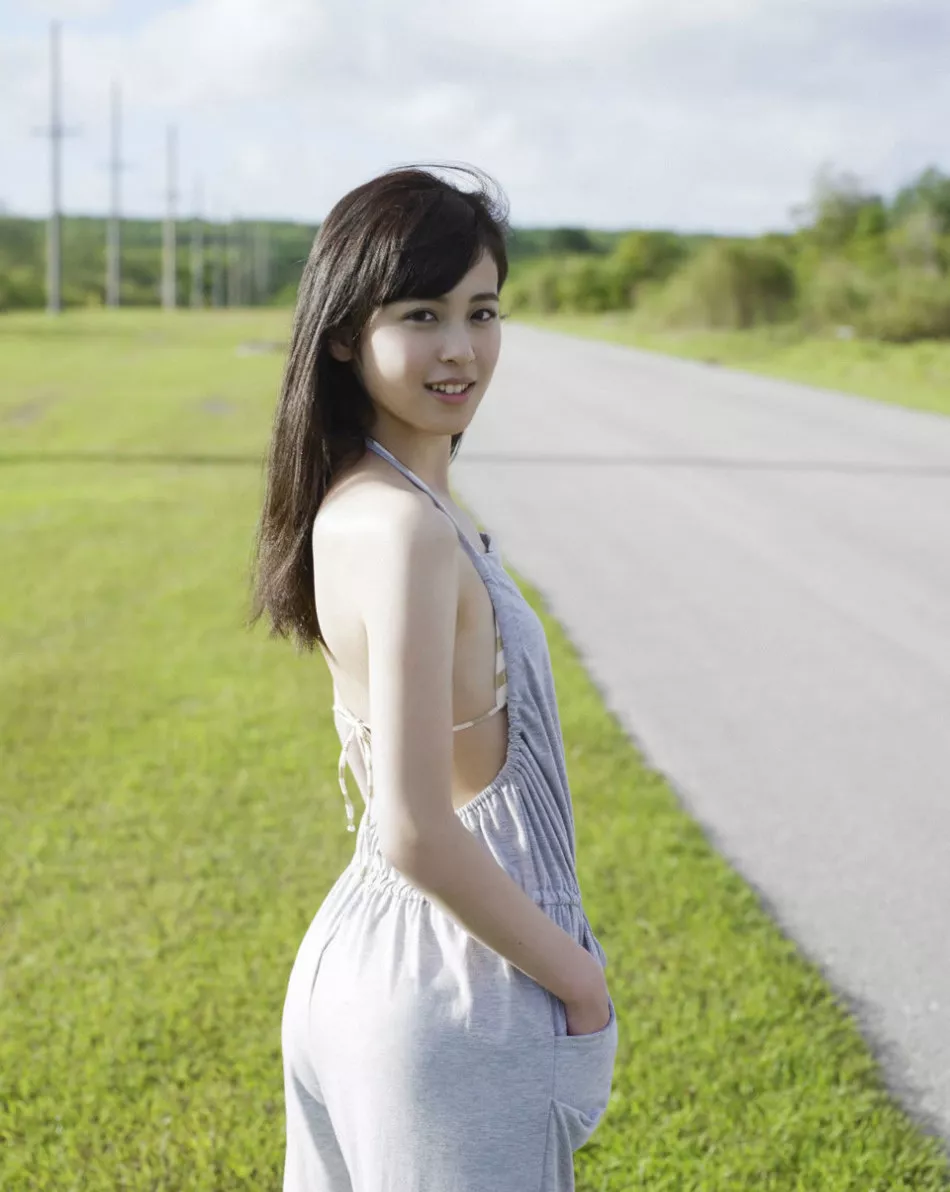 日本天然美少女Akiko清纯白皙性感写真33P
