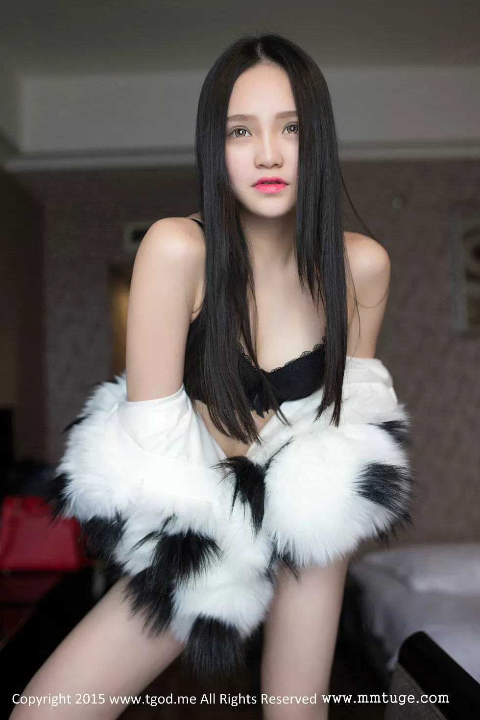 [TGOD推女神]2015.03.05_可爱女神佩佩Cassie皮草VS白衬衣黑色内衣写真57P