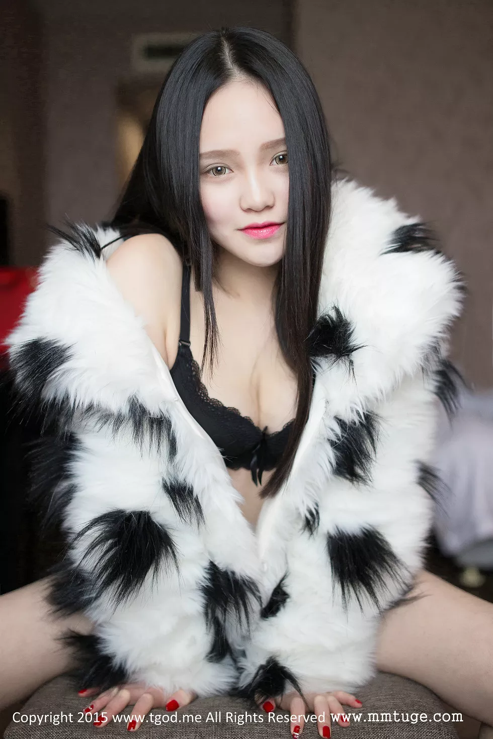 [TGOD推女神]2015.03.05_可爱女神佩佩Cassie皮草VS白衬衣黑色内衣写真57P