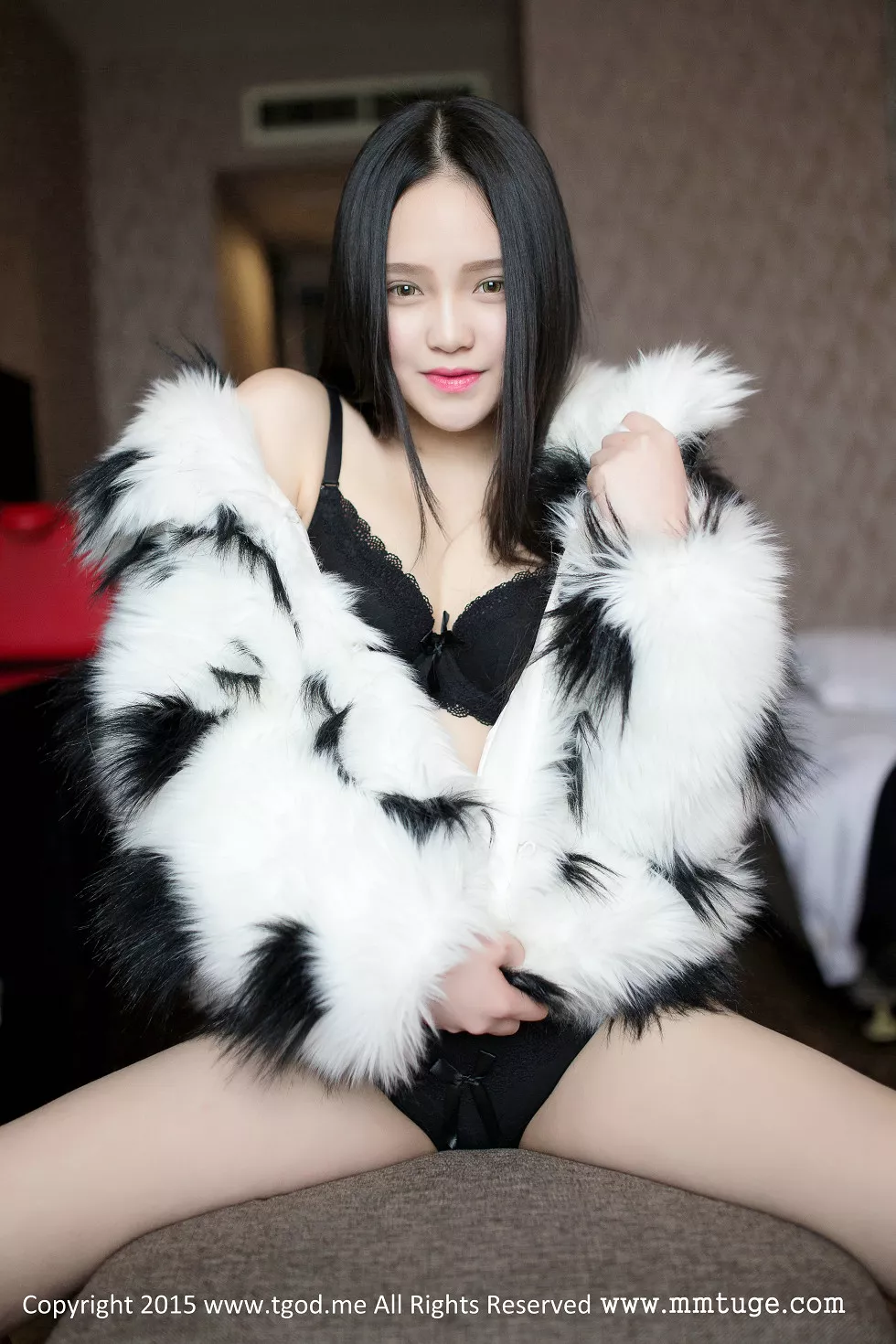 [TGOD推女神]2015.03.05_可爱女神佩佩Cassie皮草VS白衬衣黑色内衣写真57P