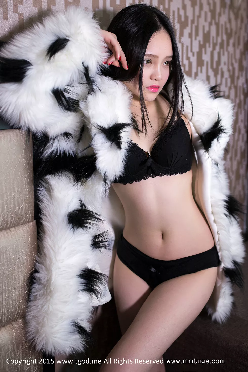 [TGOD推女神]2015.03.05_可爱女神佩佩Cassie皮草VS白衬衣黑色内衣写真57P