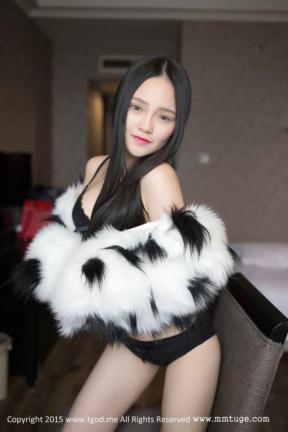 [TGOD推女神]2015.03.05_可爱女神佩佩Cassie皮草VS白衬衣黑色内衣写真57P