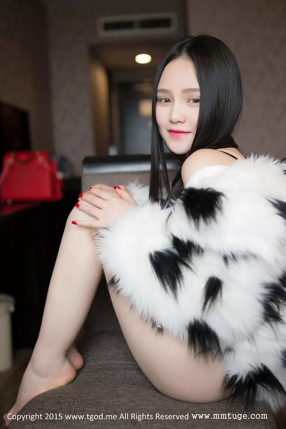 [TGOD推女神]2015.03.05_可爱女神佩佩Cassie皮草VS白衬衣黑色内衣写真57P