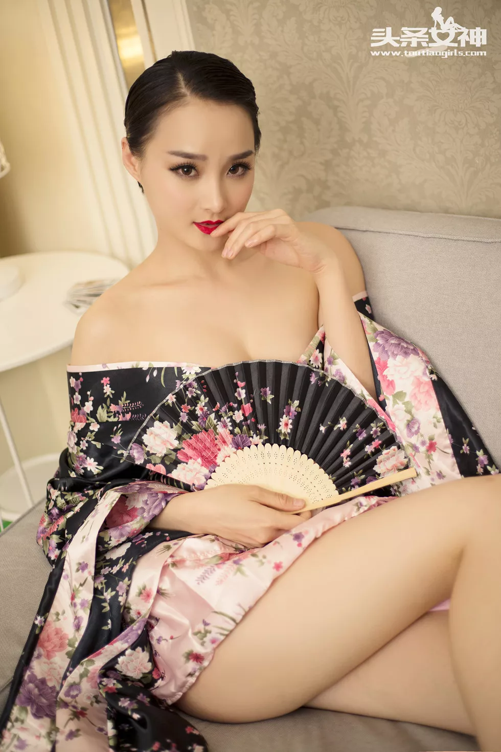 [Toutiao头条女神]No.026_嫩模周营营居家花色和服脱内裤美臀撩人诱惑43P