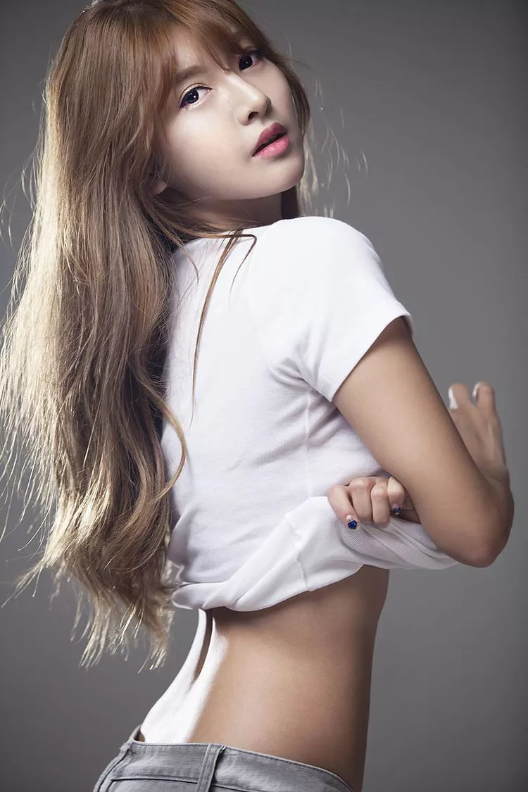 韩国美女模特孟娜炫破烂牛仔裤靓丽迷人写真9P