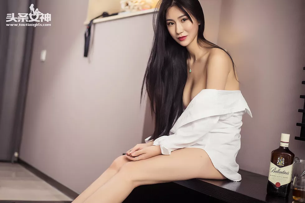 [Toutiao头条女神]No.066_嫩模关嫒妮白衬衣下真空美乳黑色丁字裤诱惑写真34P