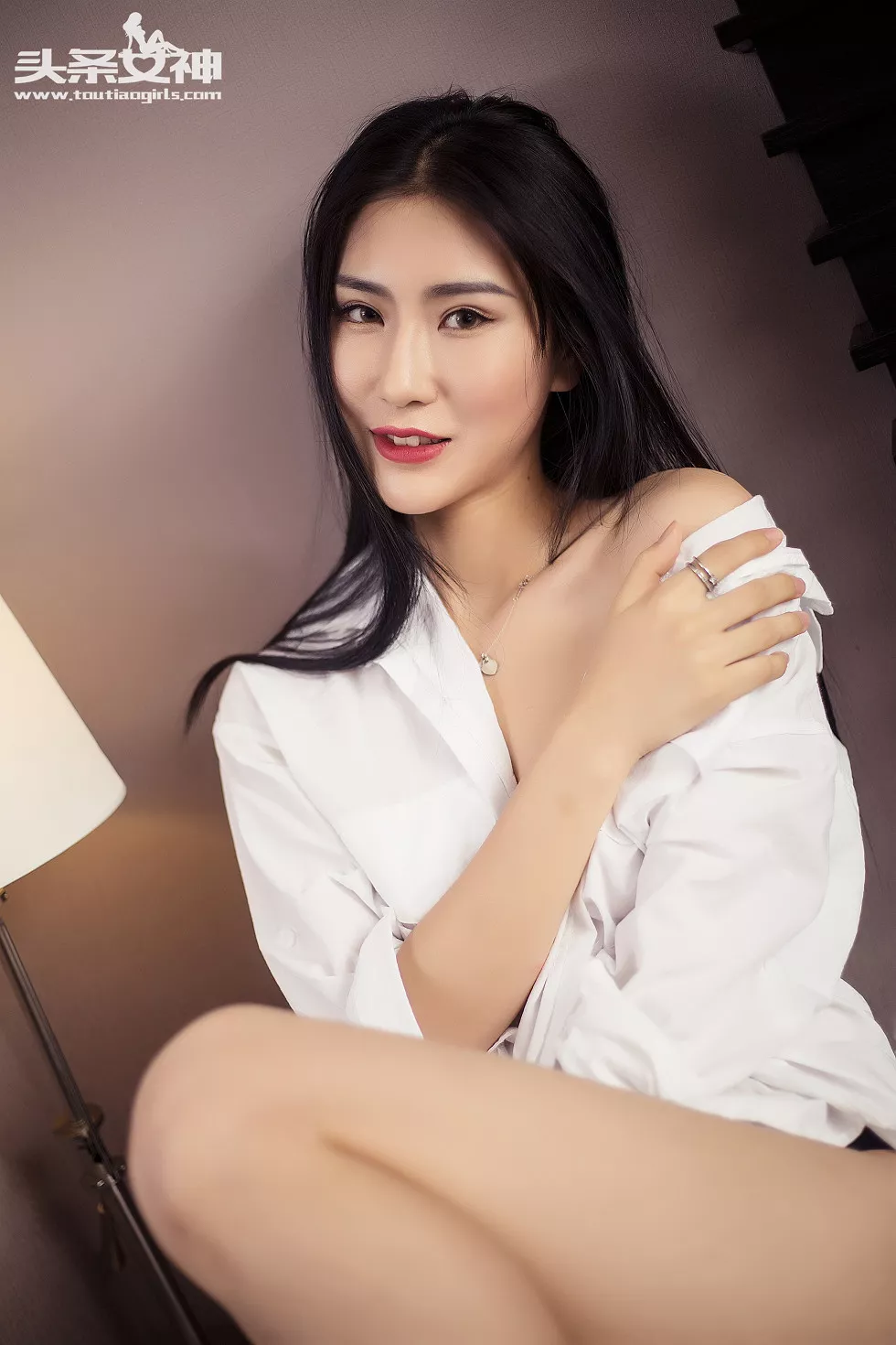 [Toutiao头条女神]No.066_嫩模关嫒妮白衬衣下真空美乳黑色丁字裤诱惑写真34P