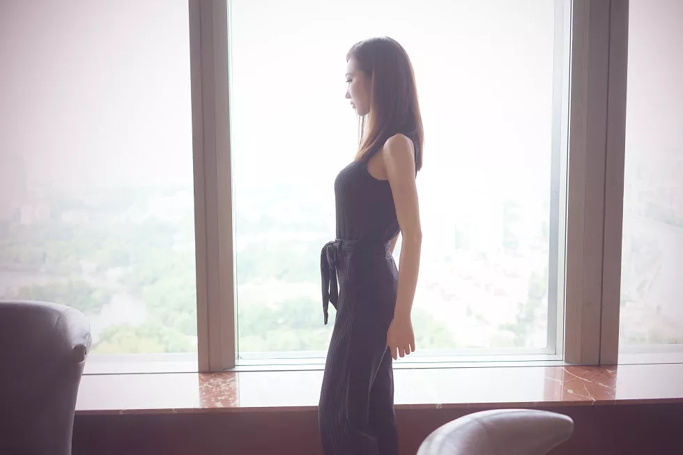 嫩模女神尤美Yumi居家私房诱人酮体大尺度秀美乳写真30P