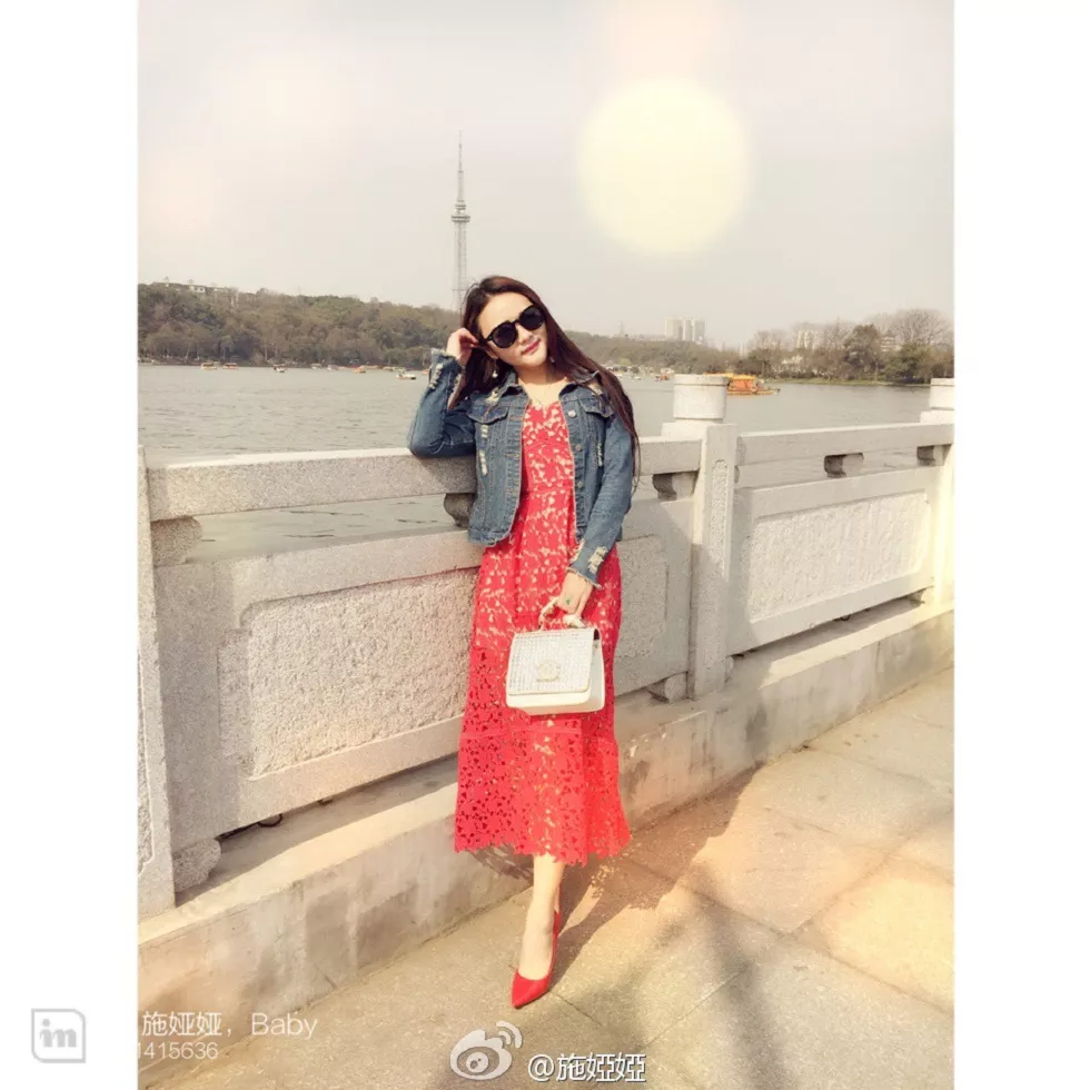 微博红人施娅娅性感美胸自拍靓丽迷人写真95P