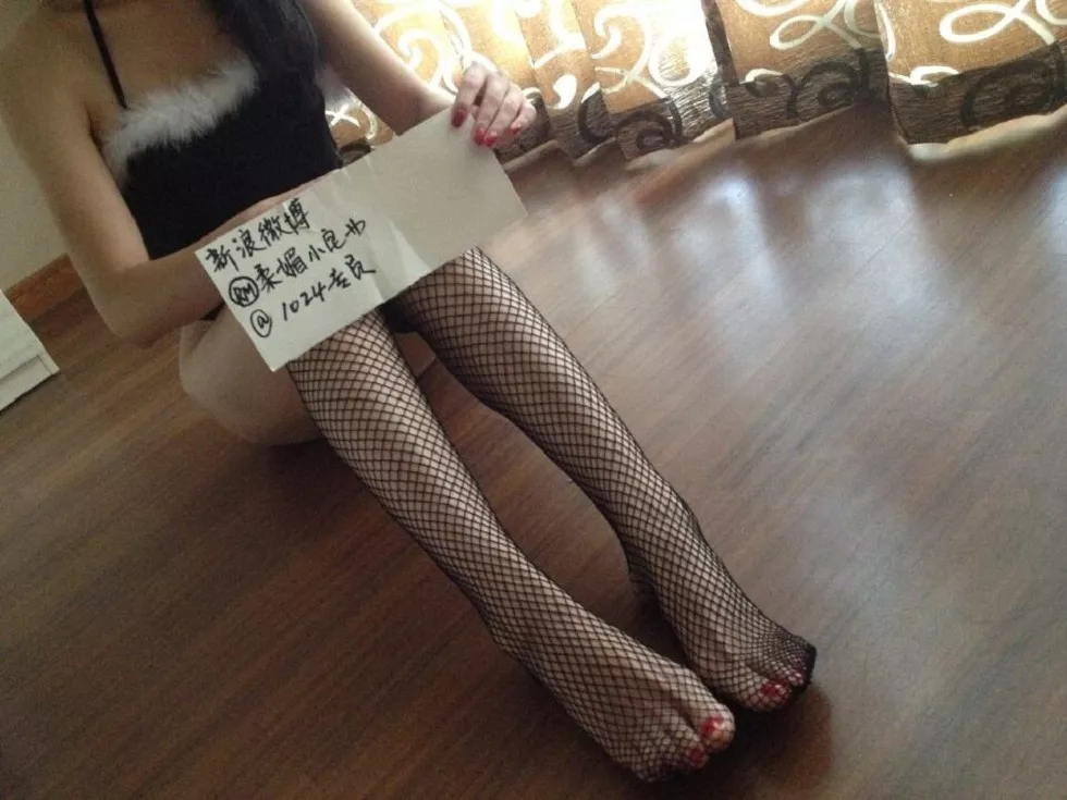 RM柔媚小宅女黑丝美腿玉足极致诱惑翘臀写真19P