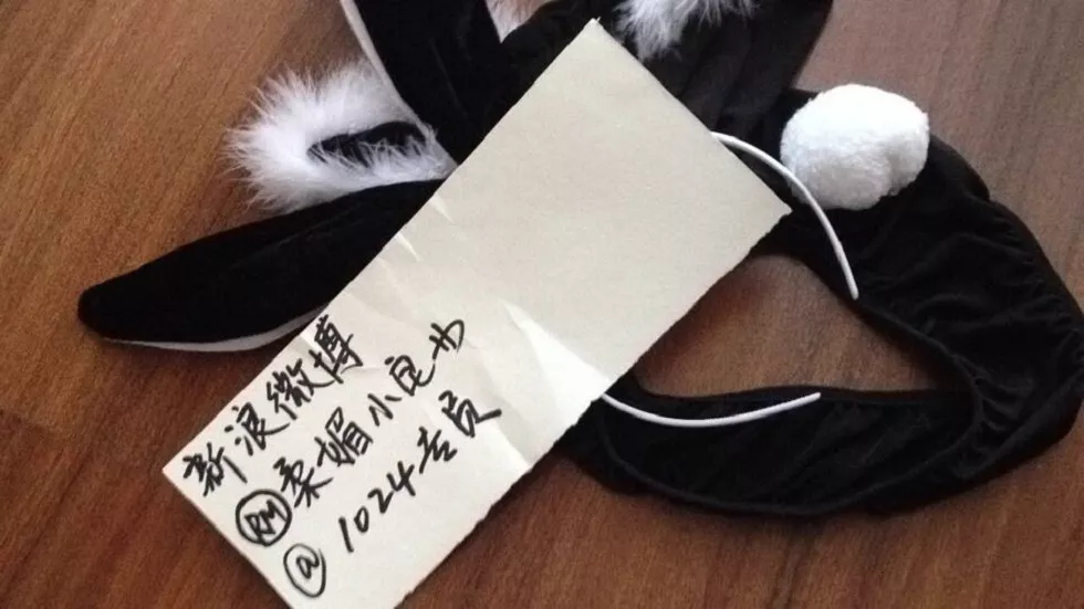 RM柔媚小宅女黑丝美腿玉足极致诱惑翘臀写真19P