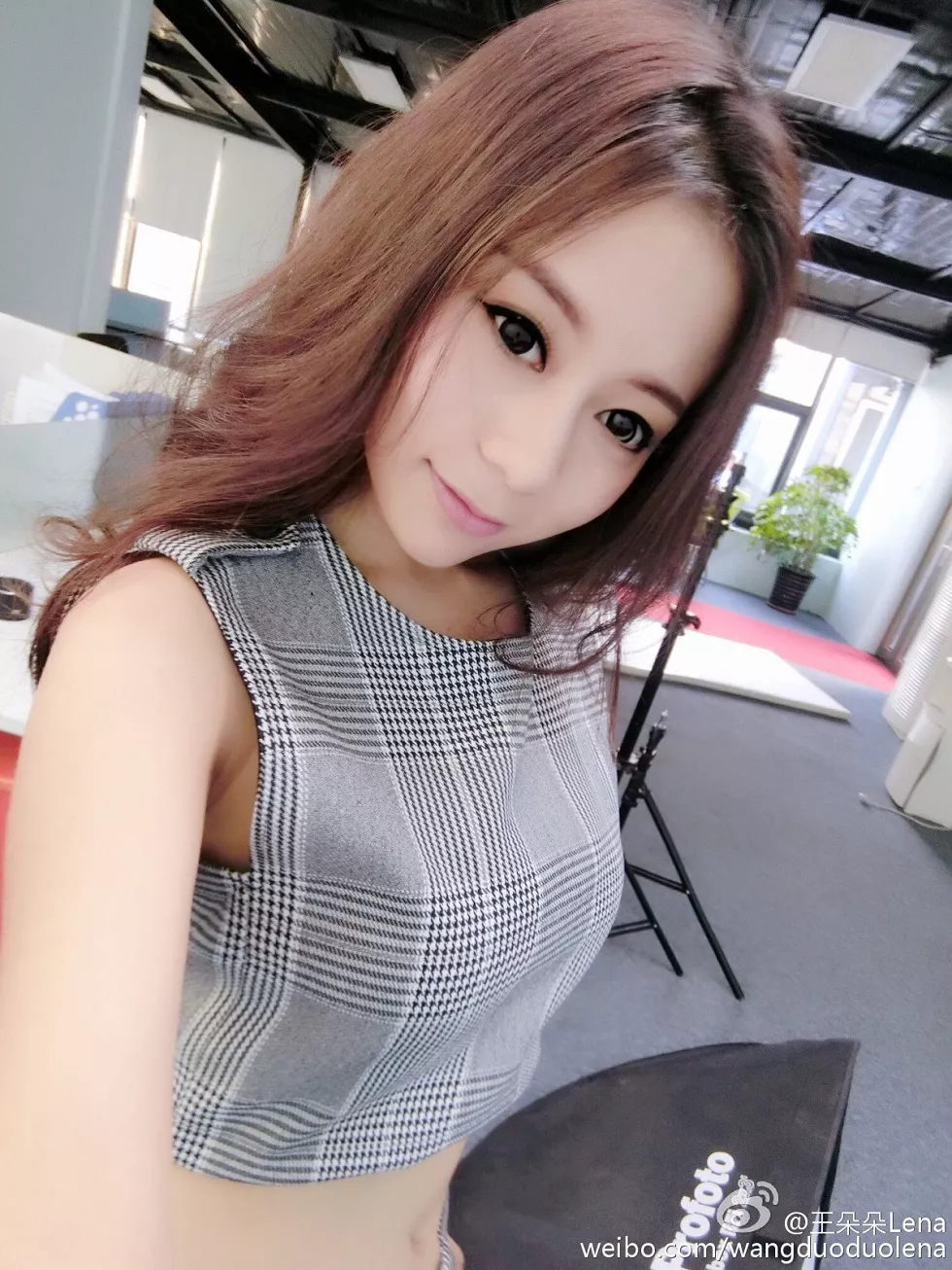 甜美尤物王朵朵Lena火爆身材童颜巨乳性感微博写真498P
