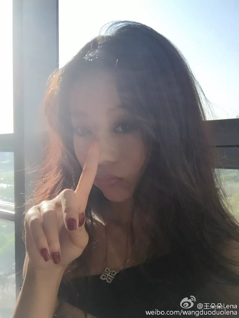 甜美尤物王朵朵Lena火爆身材童颜巨乳性感微博写真498P