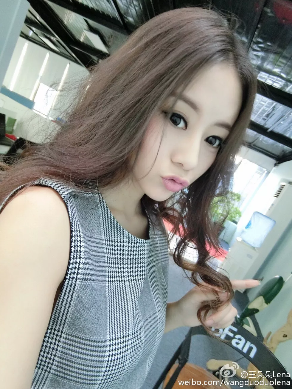 甜美尤物王朵朵Lena火爆身材童颜巨乳性感微博写真498P