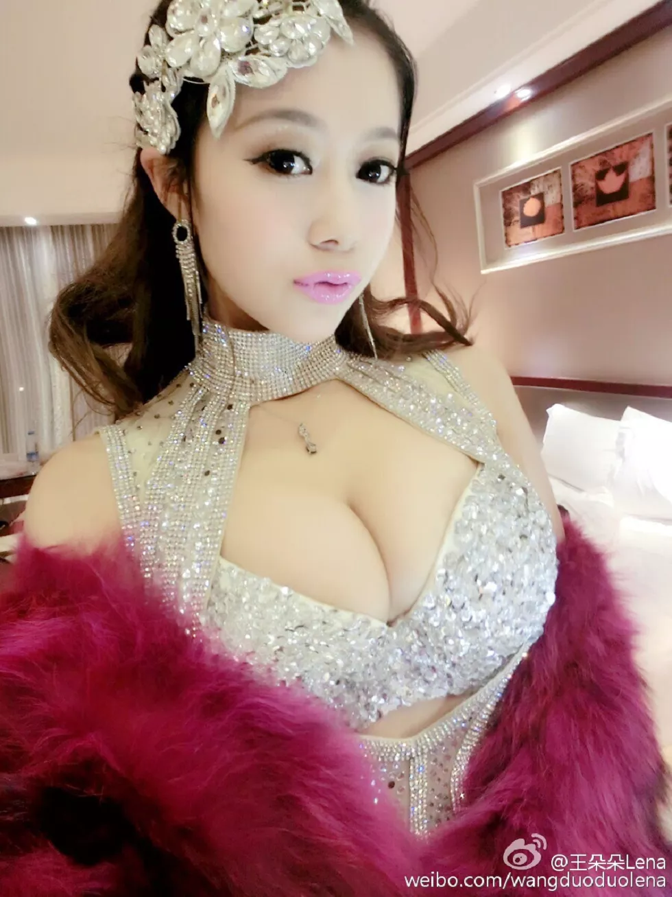 甜美尤物王朵朵Lena火爆身材童颜巨乳性感微博写真498P