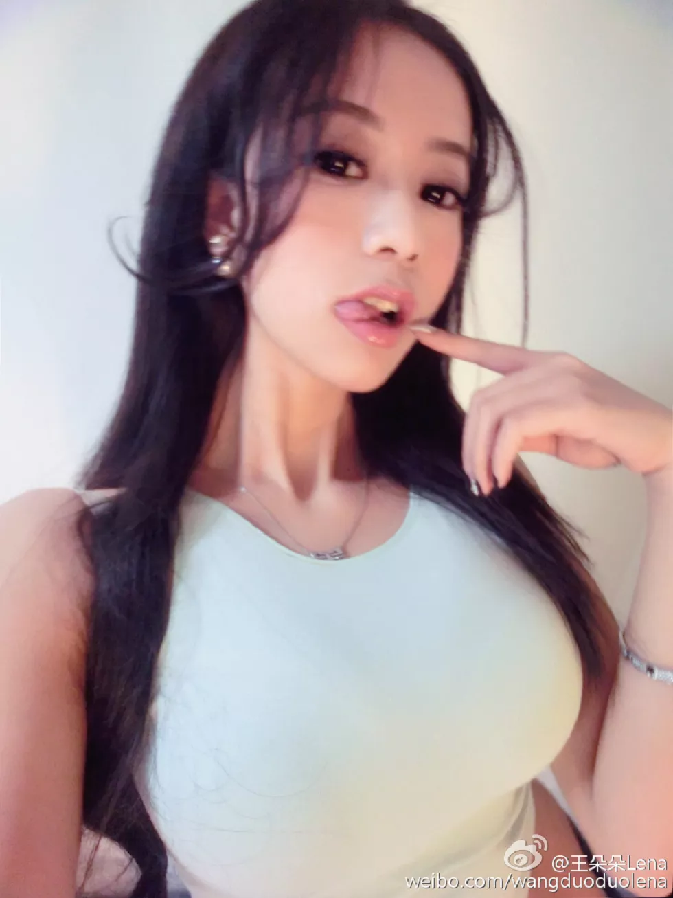 甜美尤物王朵朵Lena火爆身材童颜巨乳性感微博写真498P