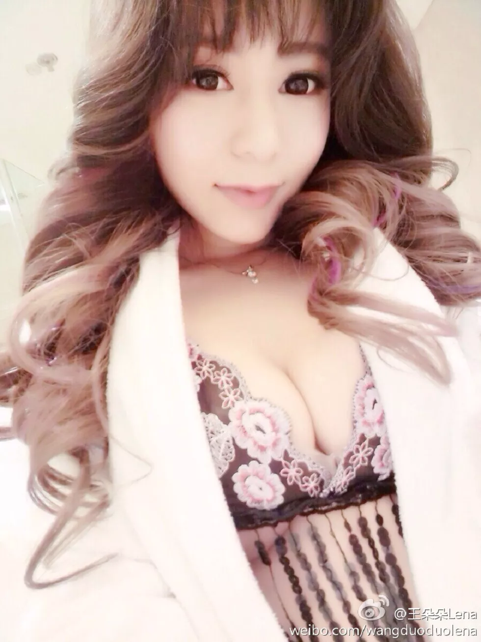 甜美尤物王朵朵Lena火爆身材童颜巨乳性感微博写真498P