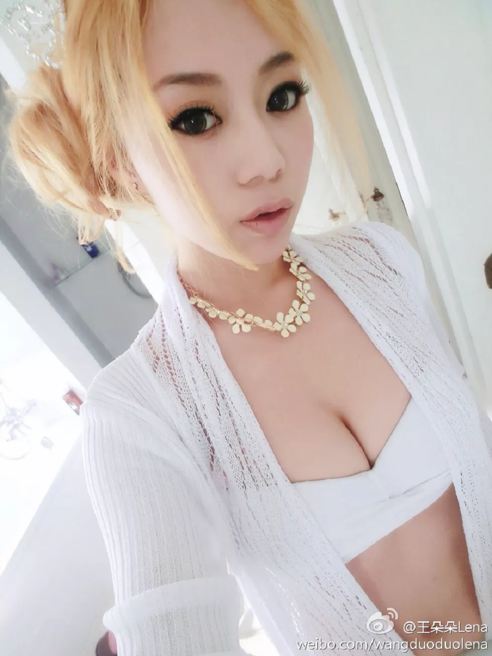 甜美尤物王朵朵Lena火爆身材童颜巨乳性感微博写真498P