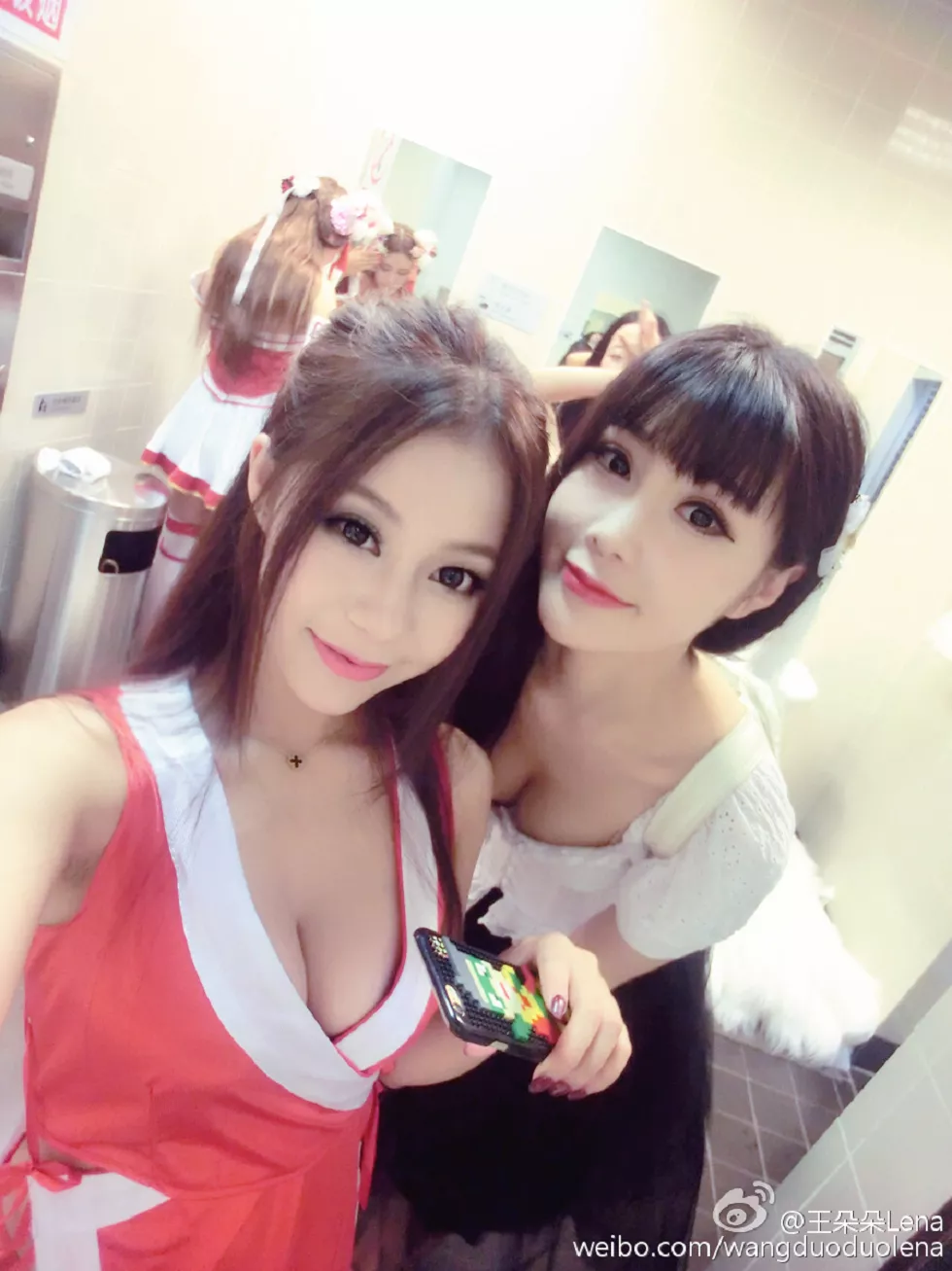 甜美尤物王朵朵Lena火爆身材童颜巨乳性感微博写真498P