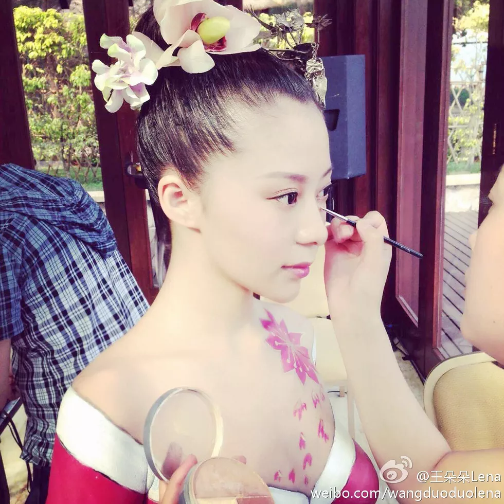 甜美尤物王朵朵Lena火爆身材童颜巨乳性感微博写真498P