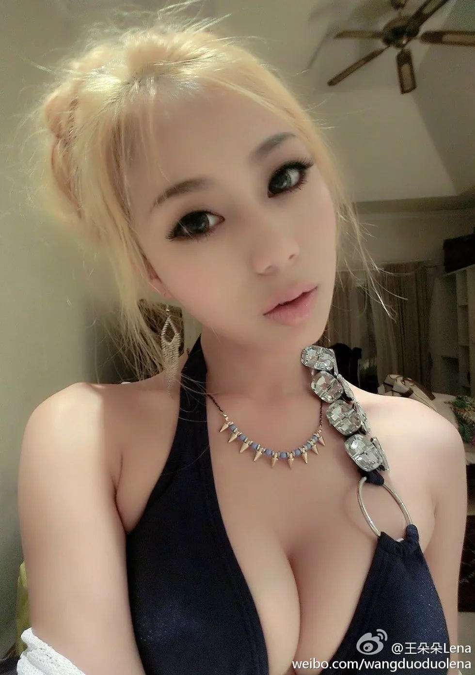 甜美尤物王朵朵Lena火爆身材童颜巨乳性感微博写真498P