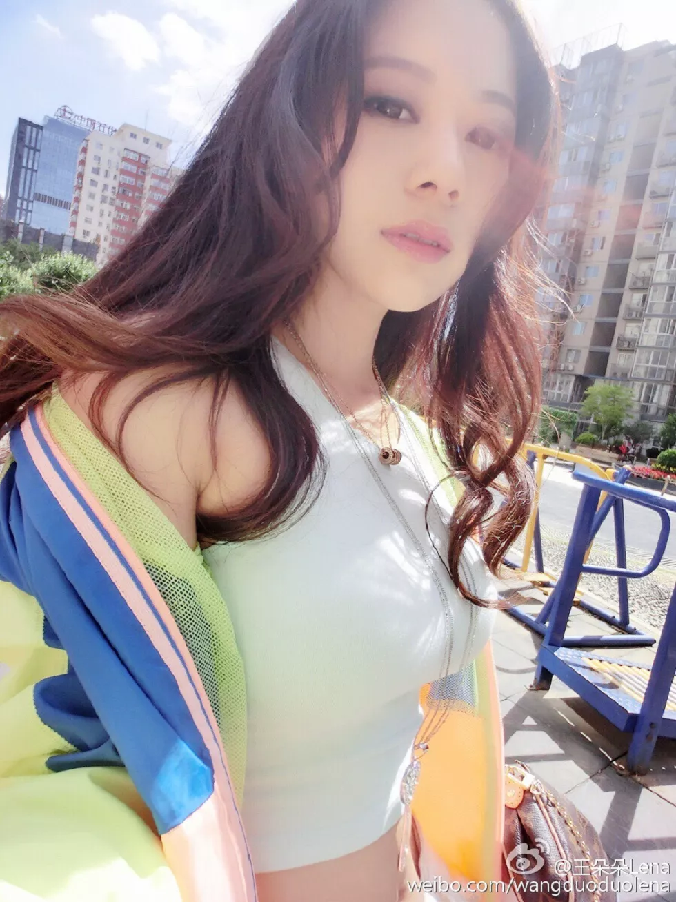 甜美尤物王朵朵Lena火爆身材童颜巨乳性感微博写真498P
