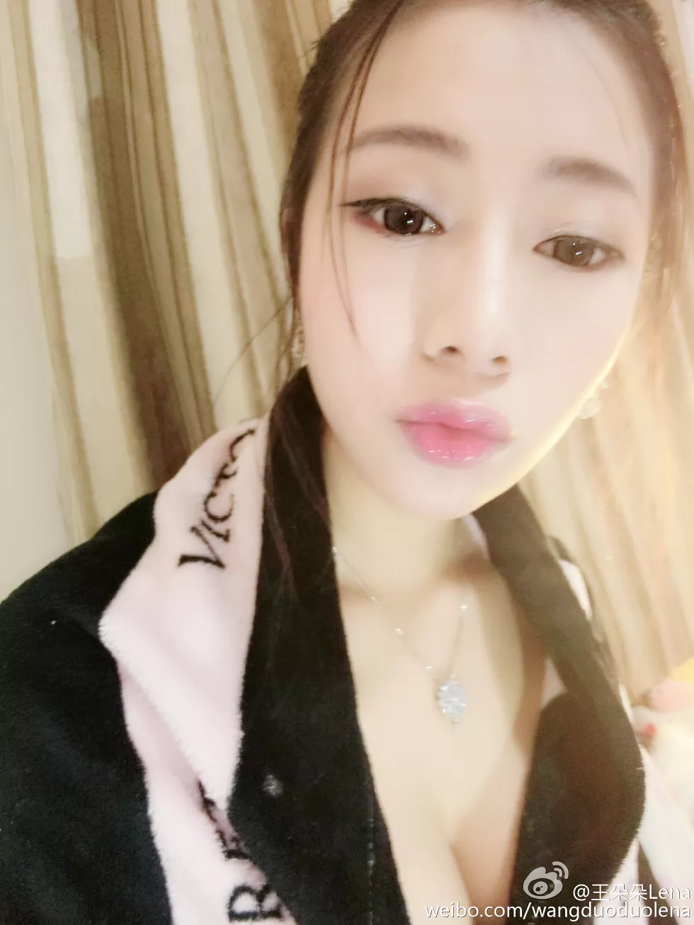 甜美尤物王朵朵Lena火爆身材童颜巨乳性感微博写真498P