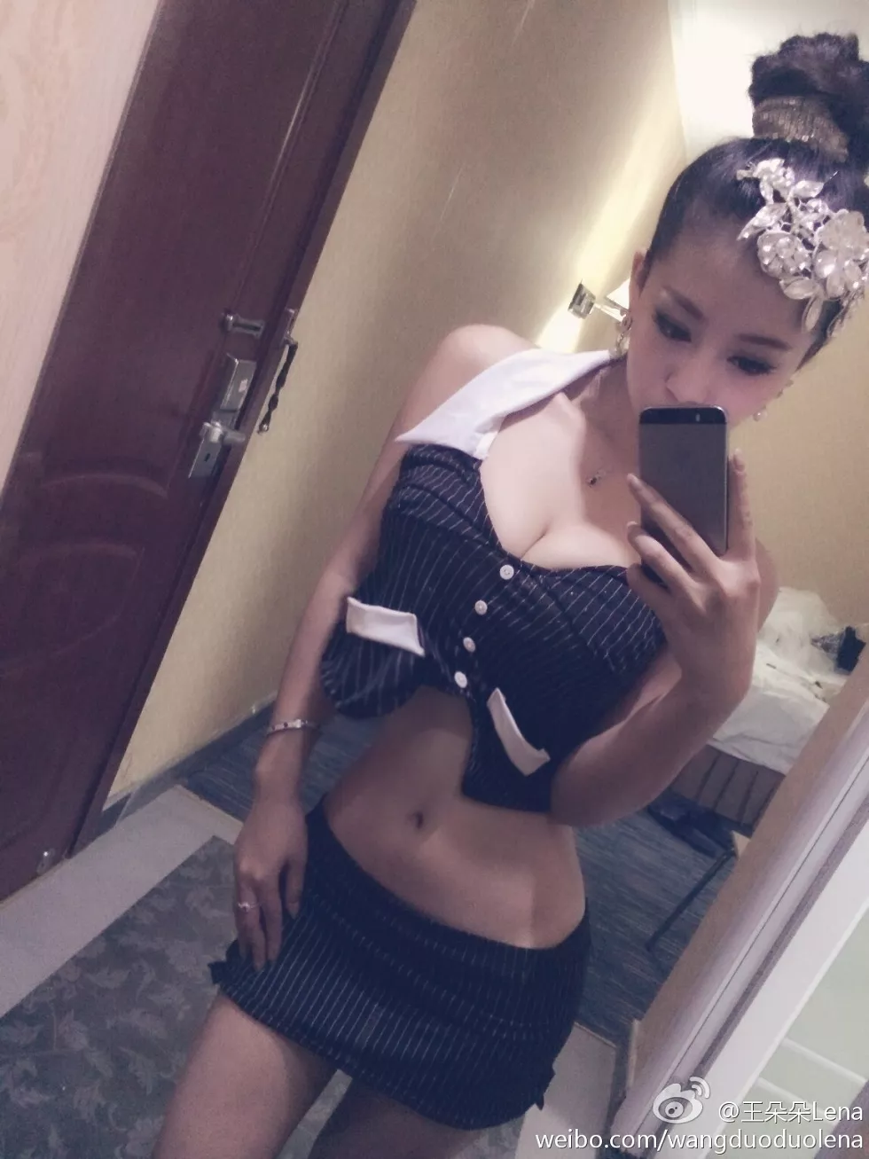 甜美尤物王朵朵Lena火爆身材童颜巨乳性感微博写真498P