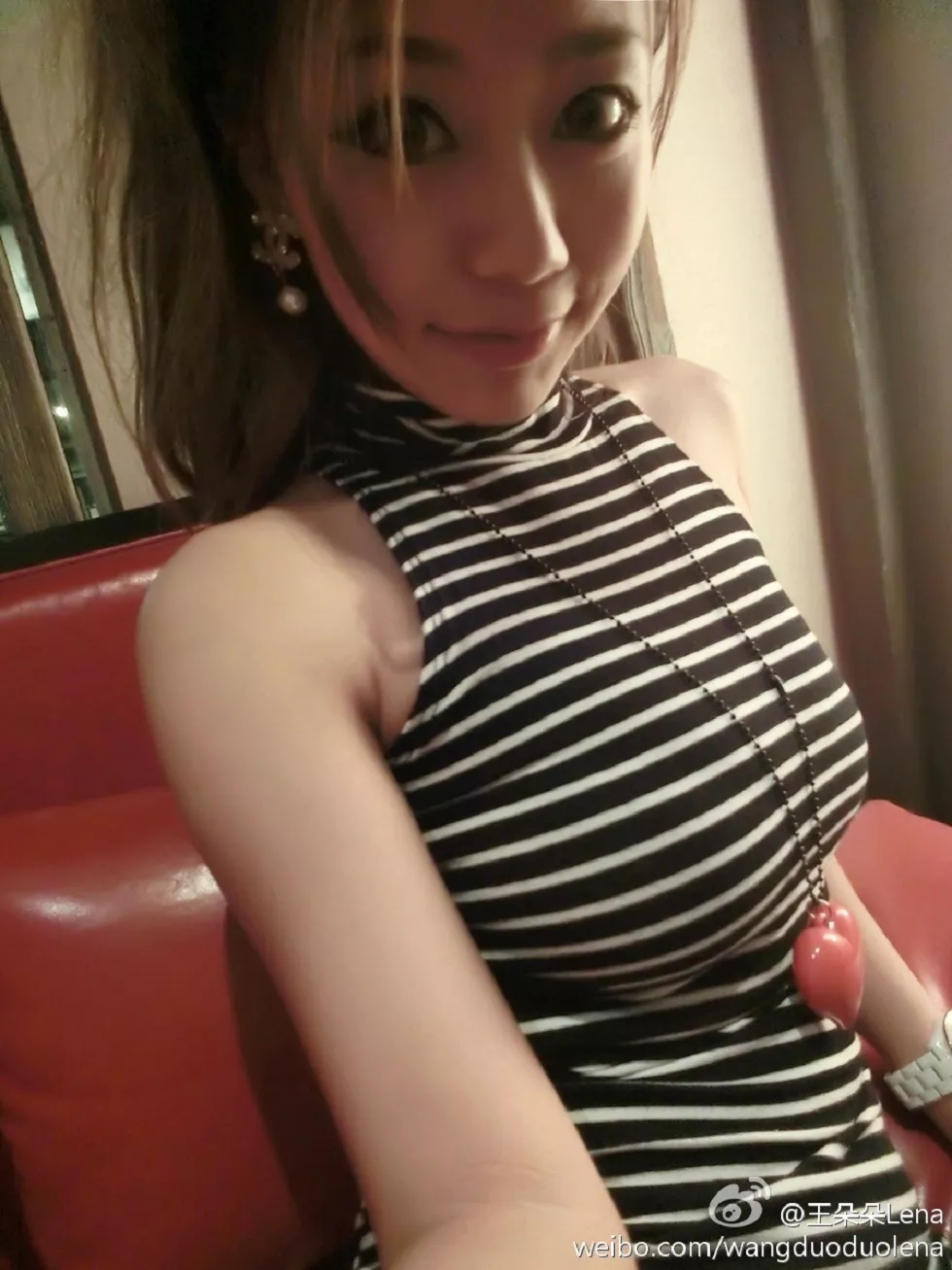 甜美尤物王朵朵Lena火爆身材童颜巨乳性感微博写真498P