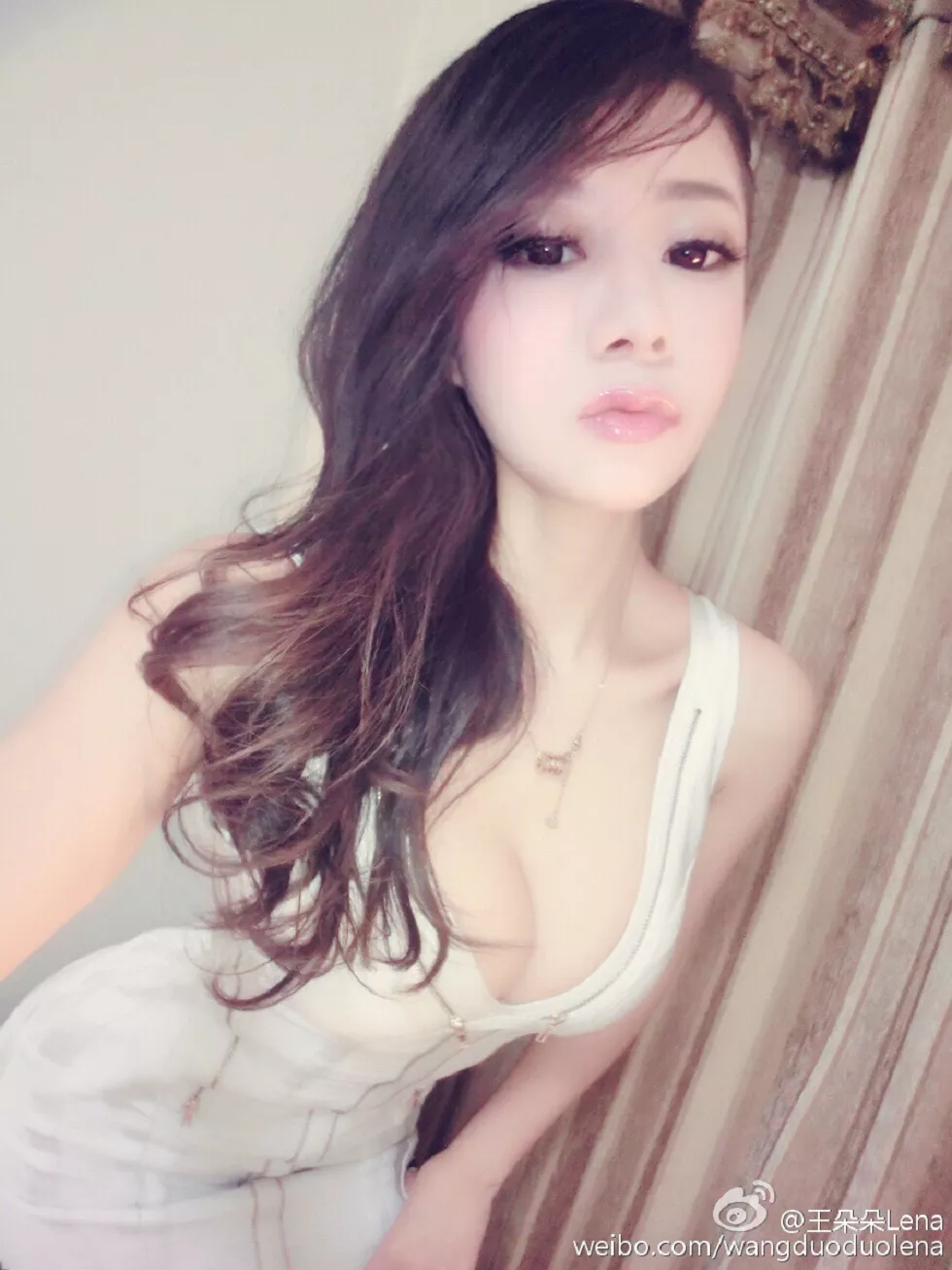 甜美尤物王朵朵Lena火爆身材童颜巨乳性感微博写真498P