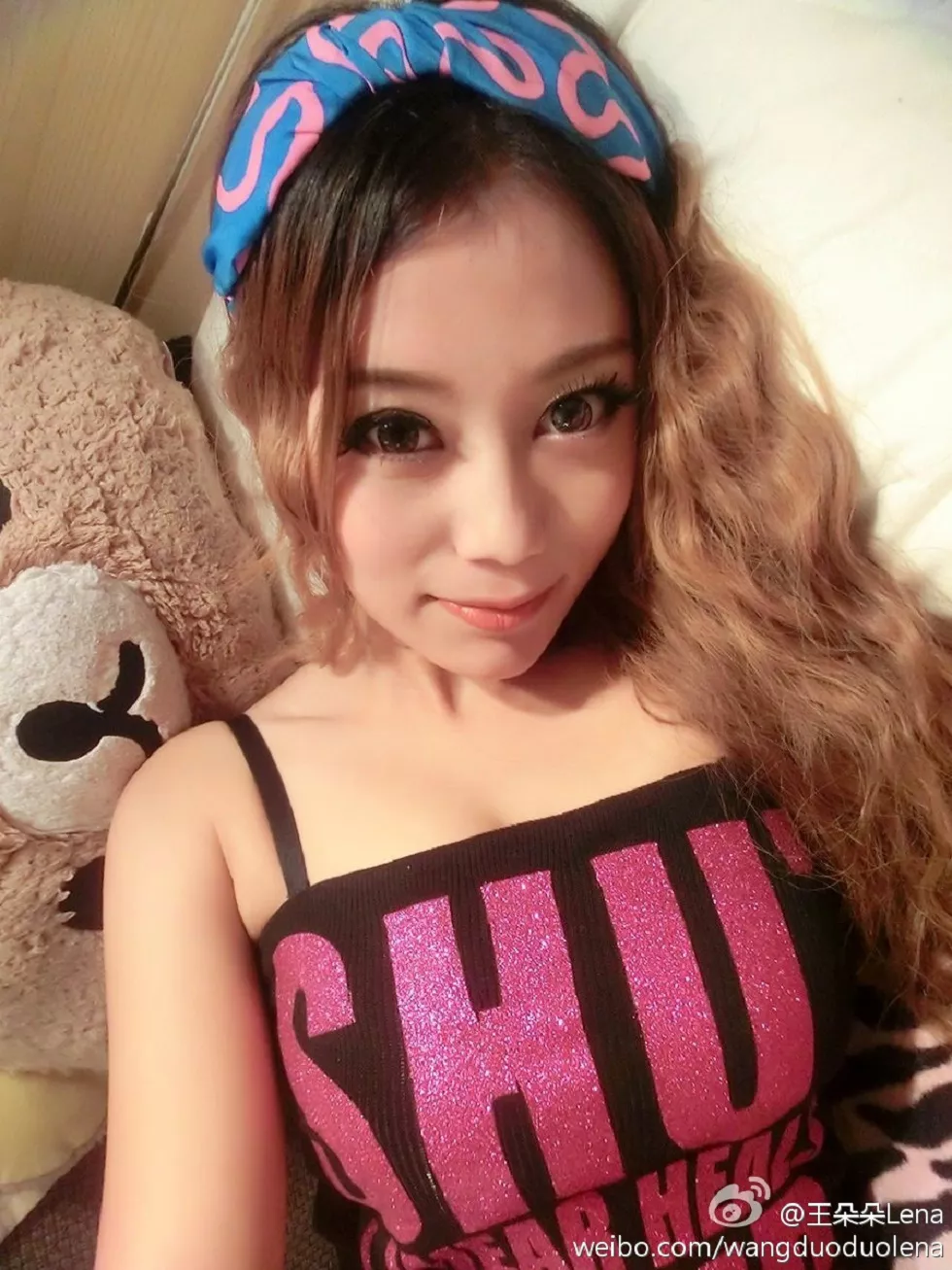 甜美尤物王朵朵Lena火爆身材童颜巨乳性感微博写真498P