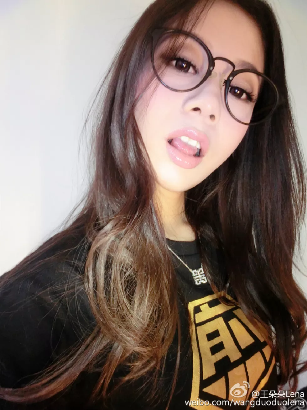 甜美尤物王朵朵Lena火爆身材童颜巨乳性感微博写真498P