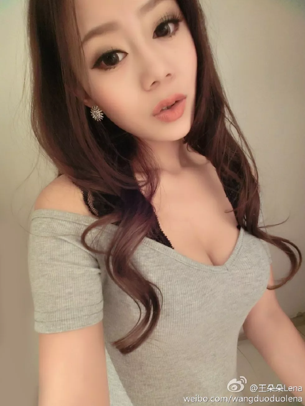 甜美尤物王朵朵Lena火爆身材童颜巨乳性感微博写真498P