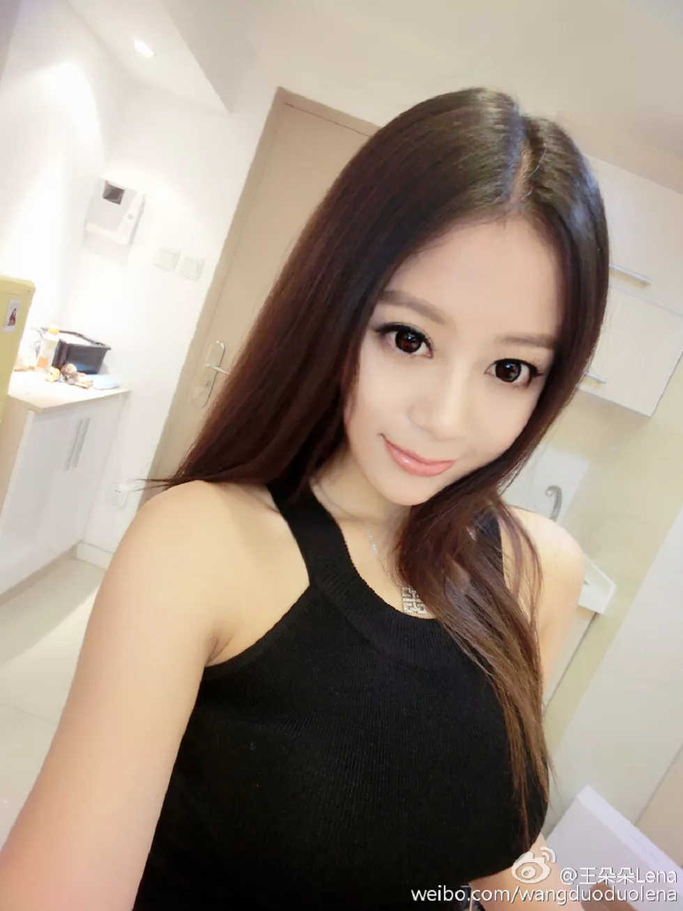 甜美尤物王朵朵Lena火爆身材童颜巨乳性感微博写真498P