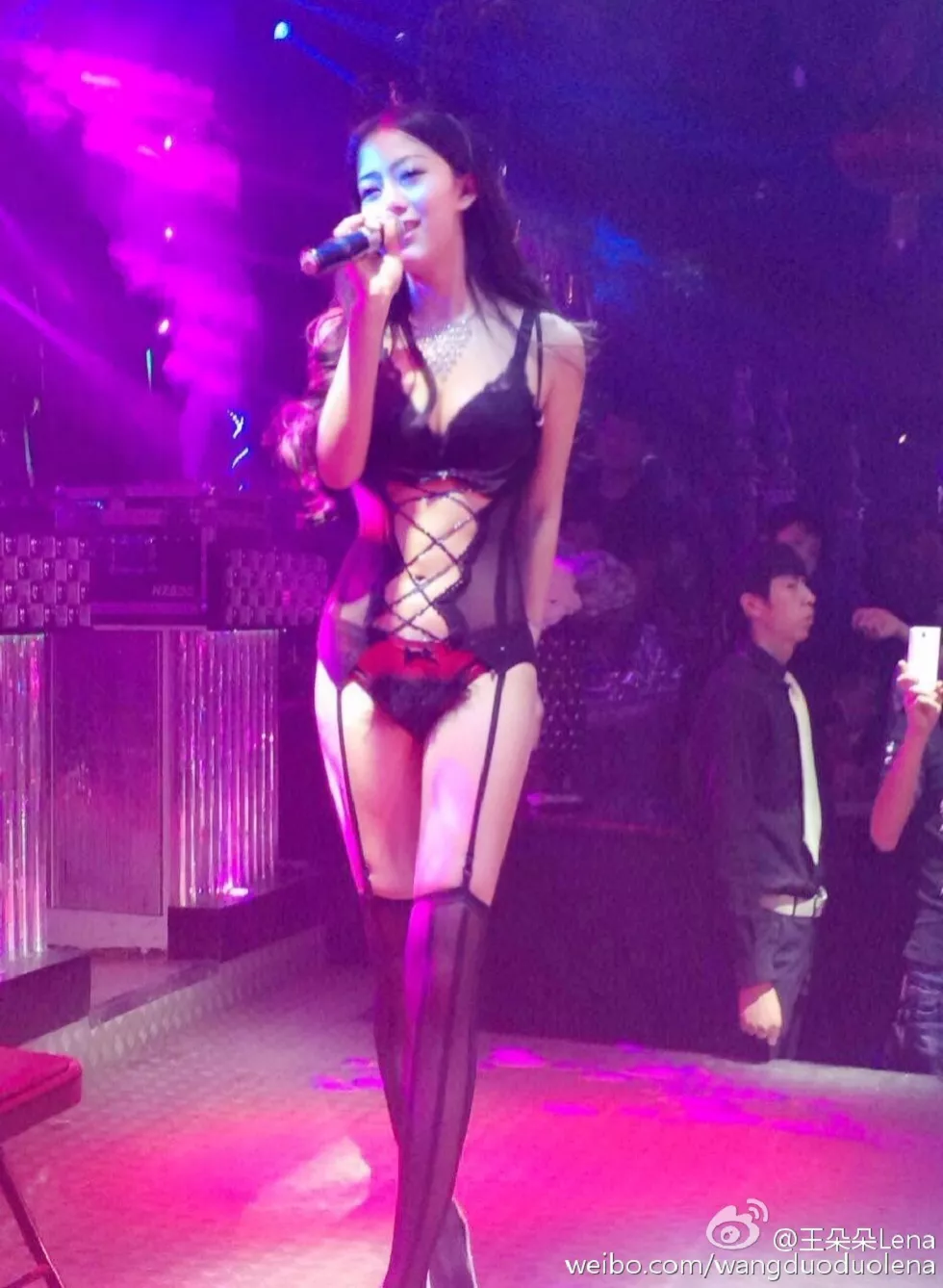甜美尤物王朵朵Lena火爆身材童颜巨乳性感微博写真498P